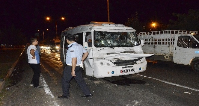 Siverek’te minibüs kamyona çarptı