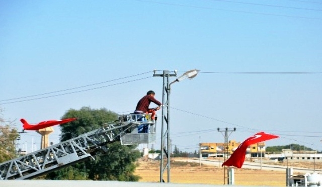 Suriye sınırı Türk bayrakları ile donatıldı