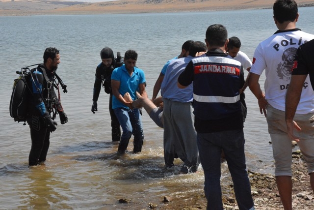 Takılan oltasını çıkarmak isterken öldü 