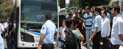 Belediye otobüsü kaza yapınca esnaf yol kapattı