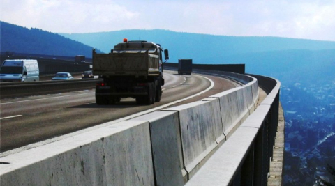 Yollar Beton Bariyerlerle Daha Güvenli