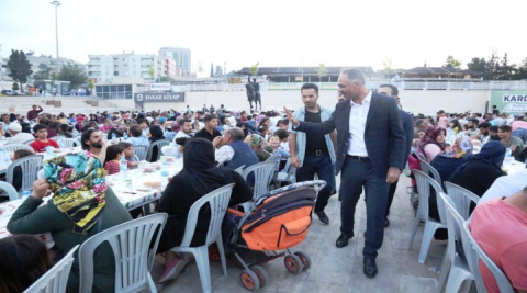 Başkan Kuş, iftarını yine vatandaşlarla açtı