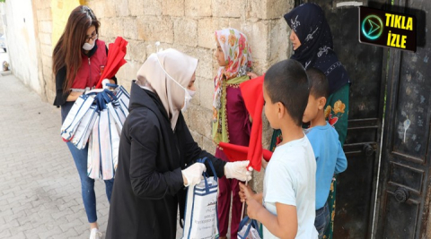 Çocuklara Türk Bayrağı dağıtıldı