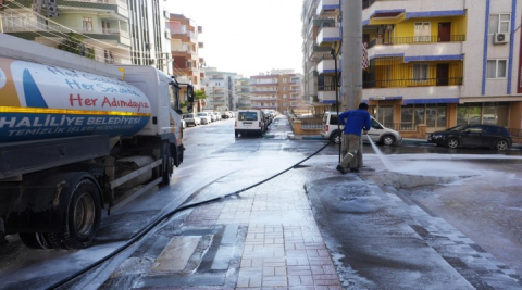 Haliliye’de cadde ve sokaklar köpüklü su ile yıkanıyor