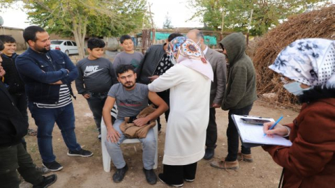 Aşı Ekipleri, Kapı Kapı Dolaşarak Vatandaşların Aşılarını Yapıyor