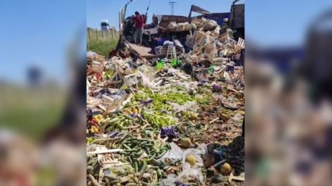 Urfa’da Kamyon Devrildi: Sebze ve Meyveler Yola Saçıldı