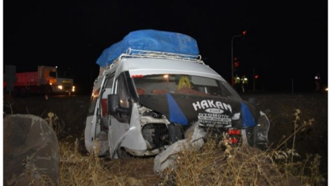 Urfa'da minibüs ile otomobil çarpıştı: 16 yaralı