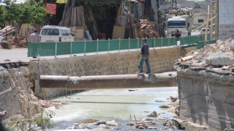 Şanlıurfa'da köprüsü yıkılan esnaf ve vatandaşın "Tehlikeli çözümü "