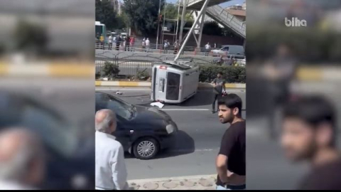 Urfa'da aydınlatma direğine çarpan hafif ticari araç yan yattı