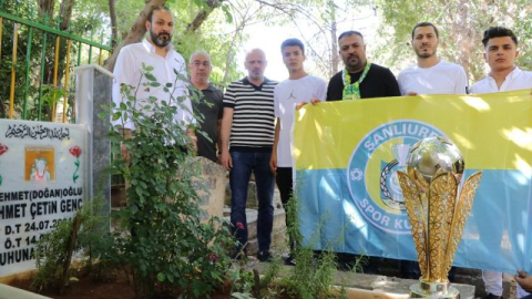 Anlamlı ziyaret: Şanlıurfaspor kupayı mezarına götürdü!