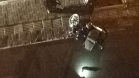 Polis kovalamacasında kaçan motosiklet devrildi