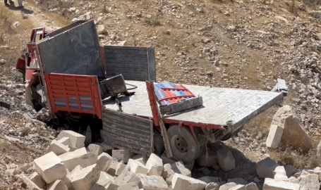 Şanlıurfa'da freni boşalan kamyon şarampole yuvarlandı