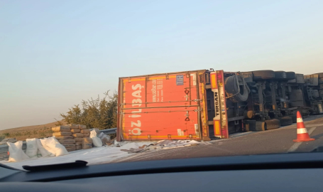 Birecik’te tır devrildi!