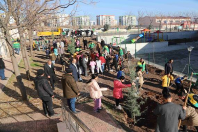 Karaköprü'de Okul Bahçeleri Ağaçlandırılıyor