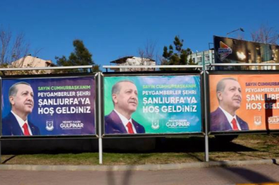 Gülpınar’ın Afişleri AKP’ye Dönüş İddialarını Güçlendirdi