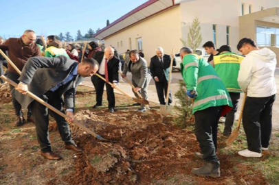 Karaköprü'de Okullarda Ağaçlandırma Ve Çevre Bilinci Eğitimleri Sürüyor